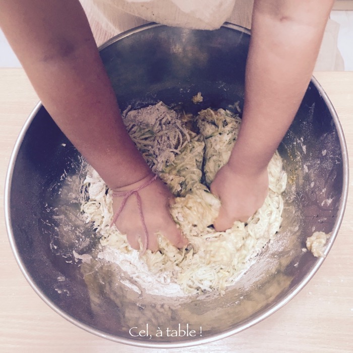 enfant mélanger à la main quatre-quarts courgettes