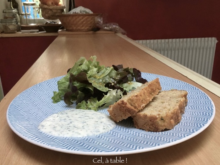 Repas du soir léger : cake, salade, sauce