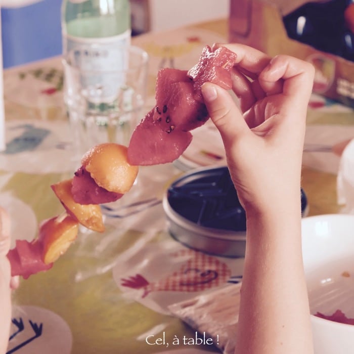 La difficulté : piquer les fruits sur la baguette !