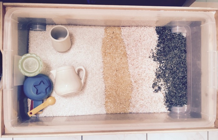Proposition de jeu avec du riz coloré