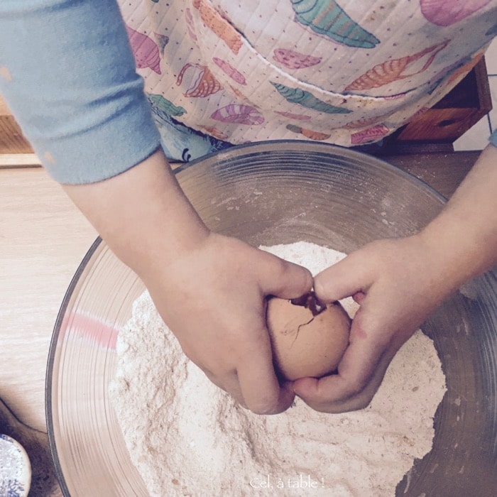 Apprendre à casser délicatement des oeufs