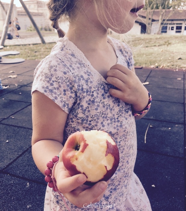 Croquer dans un fruit avec plaisir