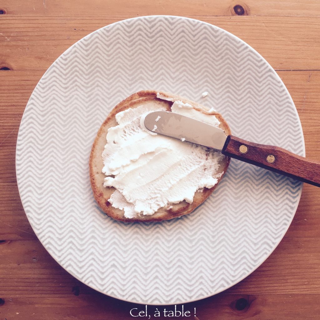 J'ai envie de manger quoi ce matin ? Un pancake tartiné de fromage de chèvre